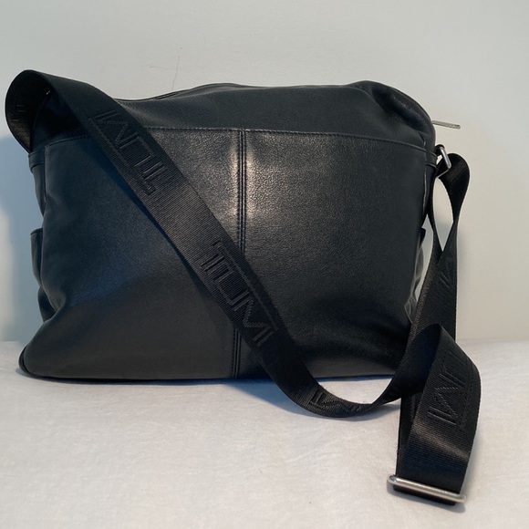 Tumi leather messenger tech lots of pockets - Picture 3 of 16